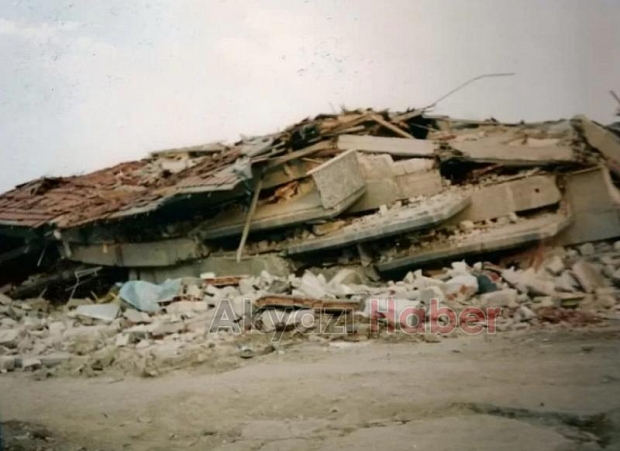 Sakarya'da 1999 Depremi'nin yol açtığı yıkımdan fotoğraflar