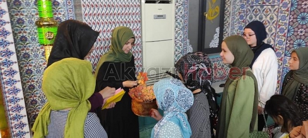 Yunus Emre Camii Kur'an Kursunda öğrenciler ödüllendirildi