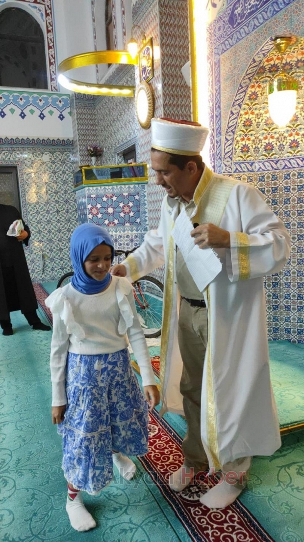 Yunus Emre Camii Kur'an Kursunda öğrenciler ödüllendirildi