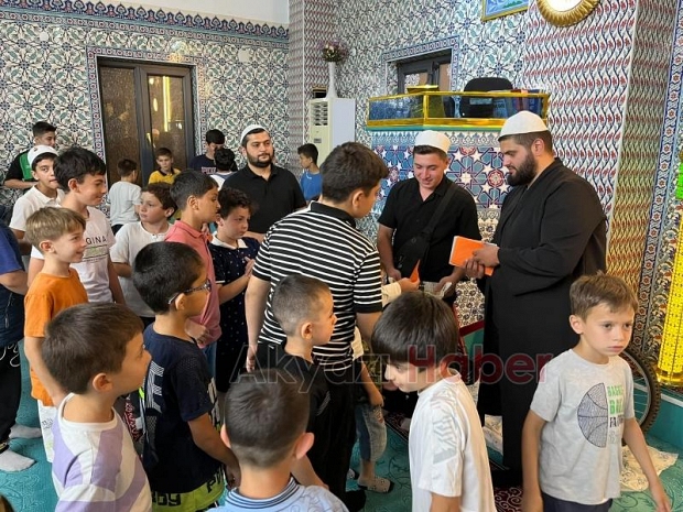 Yunus Emre Camii Kur'an Kursunda öğrenciler ödüllendirildi