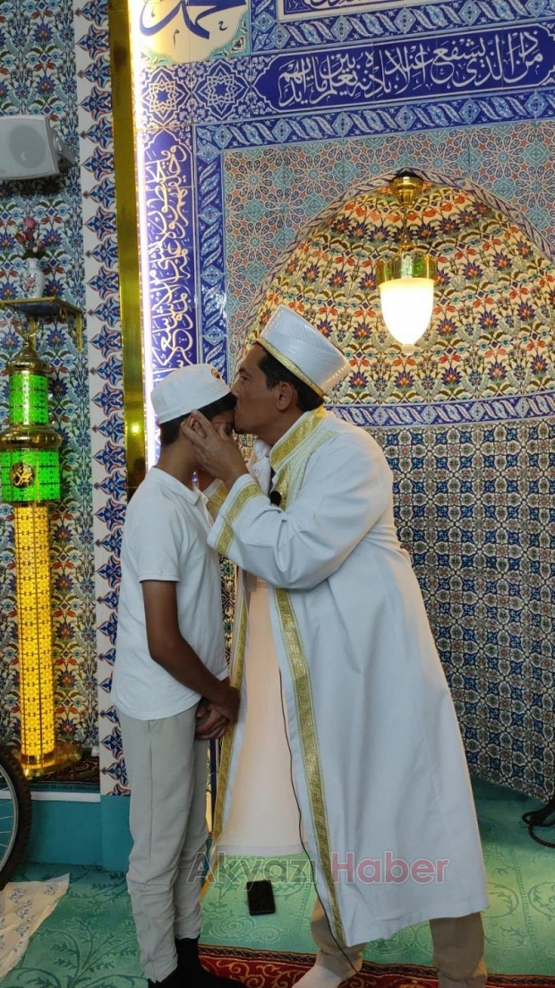 Yunus Emre Camii Kur'an Kursunda öğrenciler ödüllendirildi