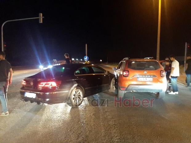 Otomobiller çarpıştı 2 yaralı