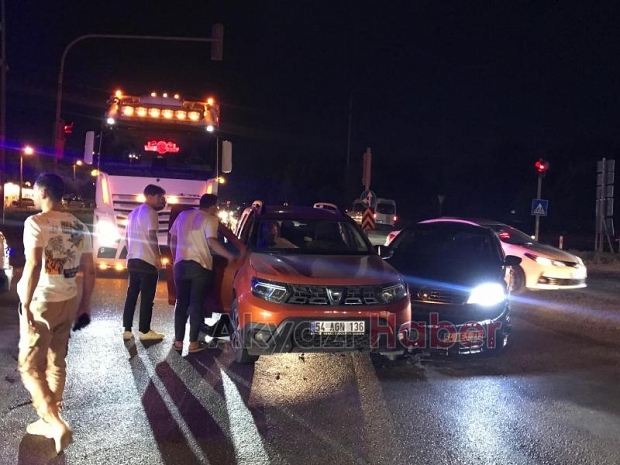 Otomobiller çarpıştı 2 yaralı