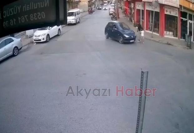 Otomobil sürücüsü az kalsın anne ve çocuğunu eziyordu