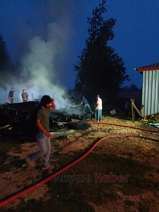 Boztepe Güzlek Yaylası'nda evler ve ahır yandı