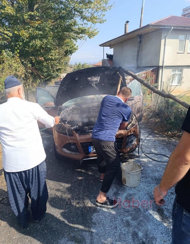Yanan otomobili hortumla su tutarak söndürdüler
