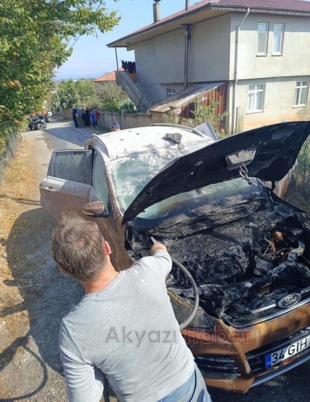 Yanan otomobili hortumla su tutarak söndürdüler