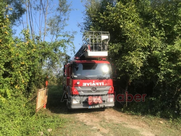 Akyazıda bağ evi yandı