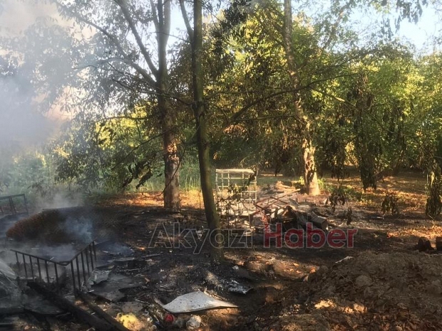 Akyazıda bağ evi yandı