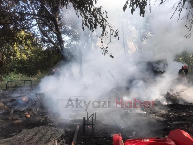 Akyazıda bağ evi yandı