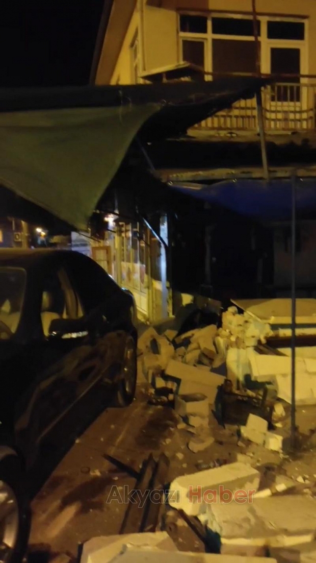 Park halindeki araca ve balıkçı tezgahlarına çarptı