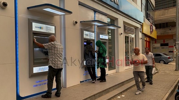 ATM'lerden para çekemeyen vatandaşlar tepkili