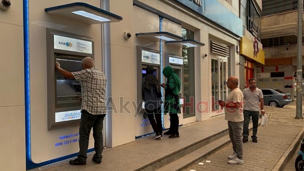 ATM'lerden para çekemeyen vatandaşlar tepkili
