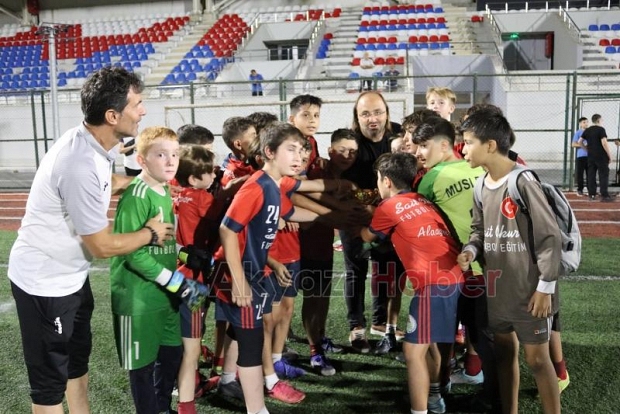 Alaağaç A Takımı Naci Fazlıoğlu U 13 Turnuvası Şampiyon Oldu