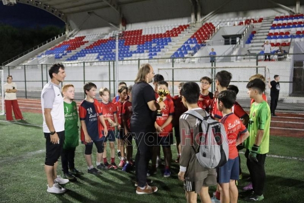 Alaağaç A Takımı Naci Fazlıoğlu U 13 Turnuvası Şampiyon Oldu