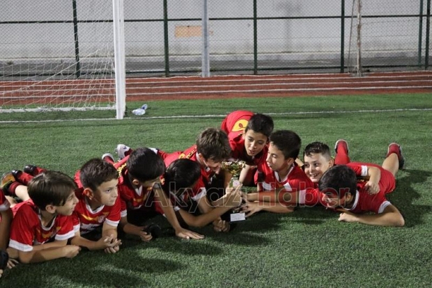 Alaağaç A Takımı Naci Fazlıoğlu U 13 Turnuvası Şampiyon Oldu