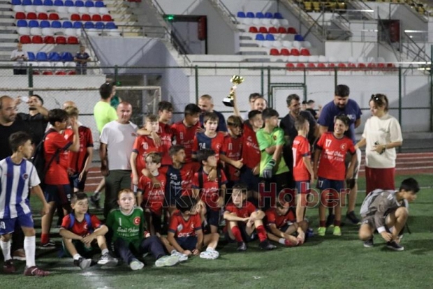 Alaağaç A Takımı Naci Fazlıoğlu U 13 Turnuvası Şampiyon Oldu
