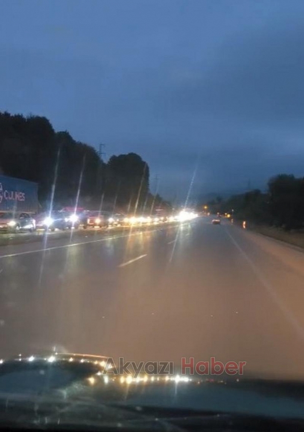 Bolu'daki trafikten kaçanlar Akyazı'da trafiği kilitledi