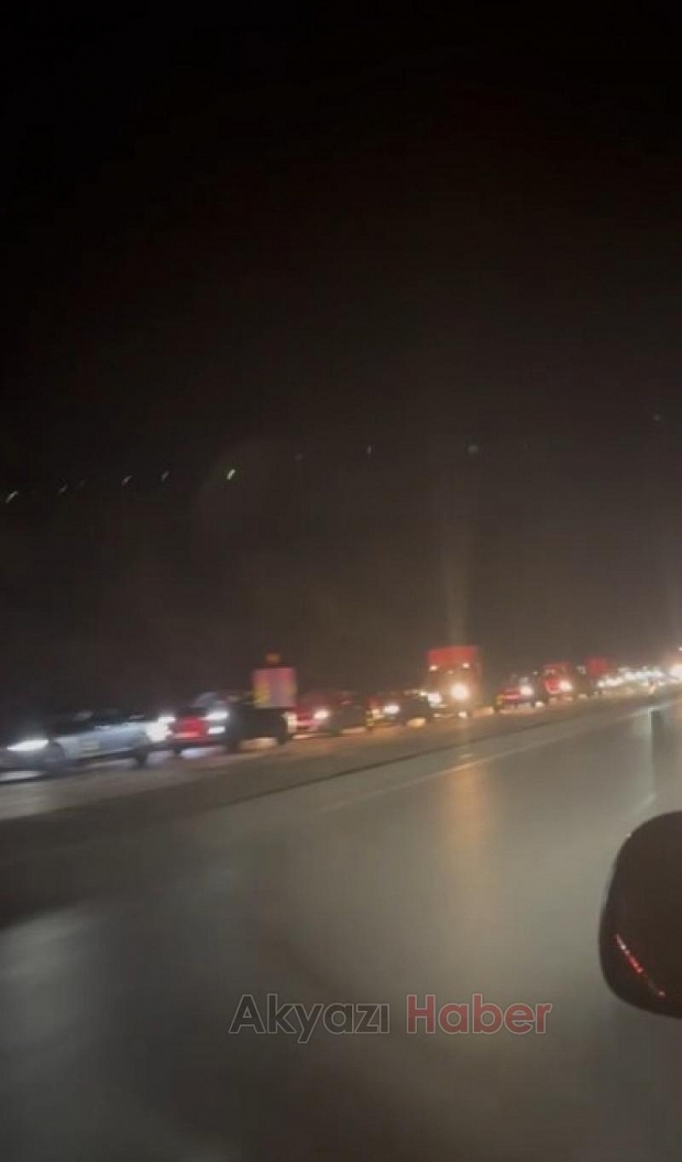 Bolu'daki trafikten kaçanlar Akyazı'da trafiği kilitledi