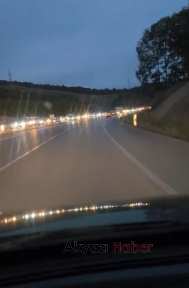Bolu'daki trafikten kaçanlar Akyazı'da trafiği kilitledi