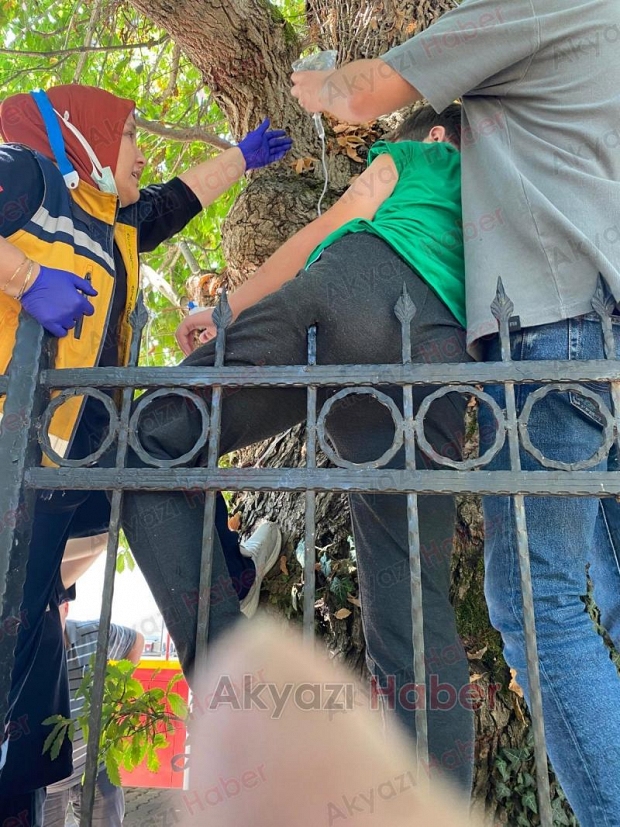 Korku dolu anlar Bacağına korkuluk saplandı