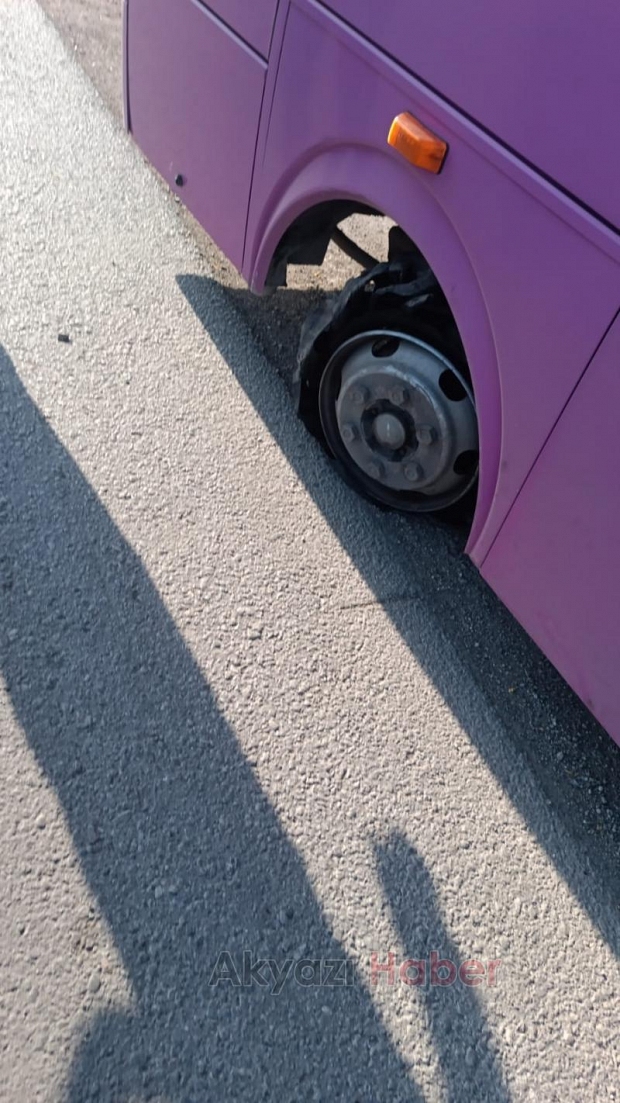 Akyazı halk otobüsü tehlike atlattı