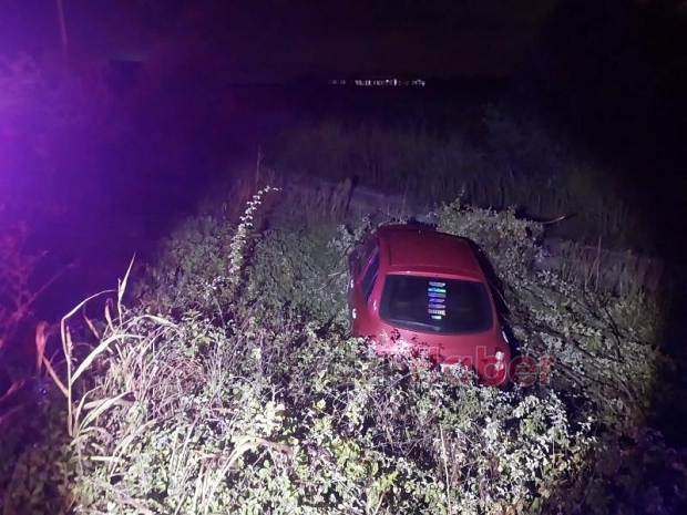 Tarlaya uçan otomobildeki 2 kişi yaralandı