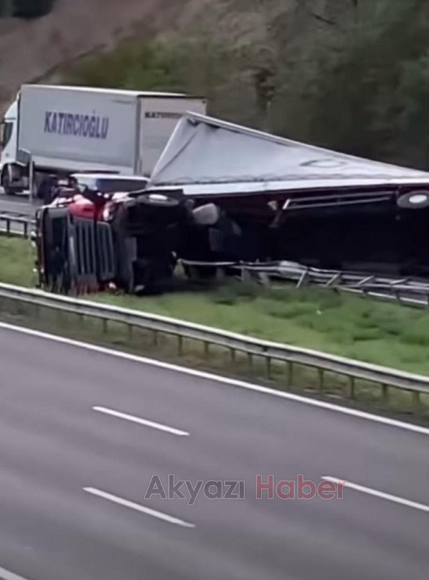 Tır devrildi malzemeler yola saçıldı