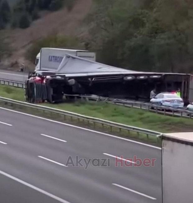 Tır devrildi malzemeler yola saçıldı