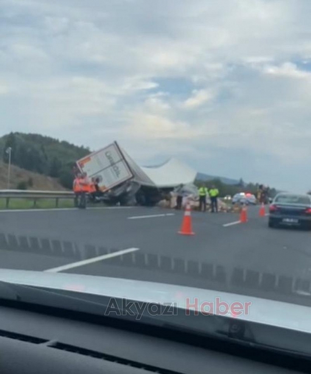 Tır devrildi malzemeler yola saçıldı