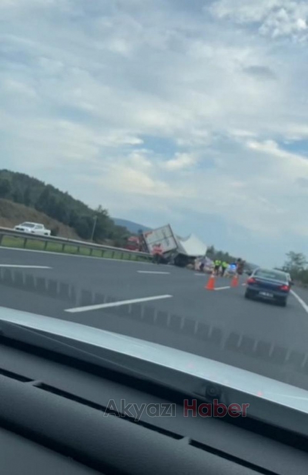 Tır devrildi malzemeler yola saçıldı