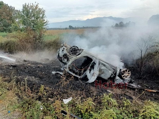 Alev topuna dönen otomobilden canını zor kurtardı