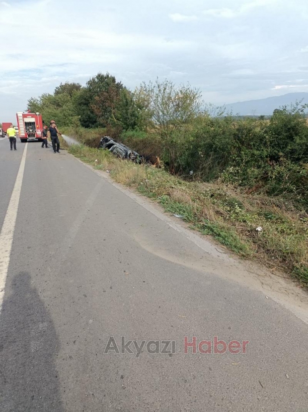 Alev topuna dönen otomobilden canını zor kurtardı