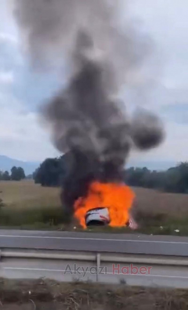 Alev topuna dönen otomobilden canını zor kurtardı