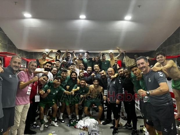 Sakaryasporlu futbolculardan galibiyet pozu