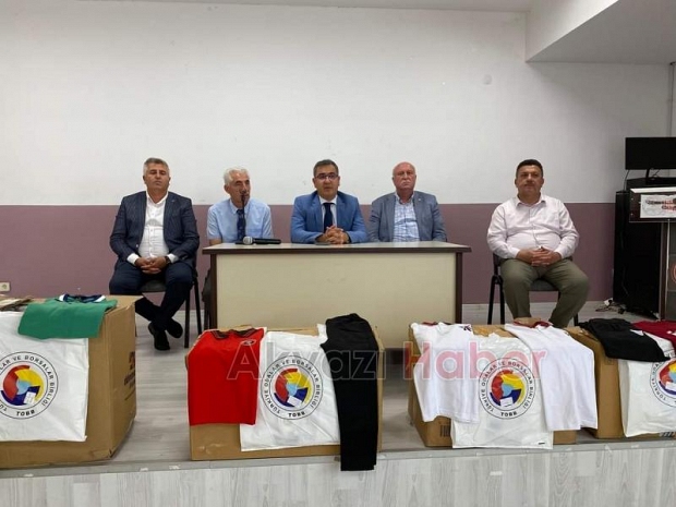 Akyazı da 600 öğrenciye okul kıyafeti yardımı
