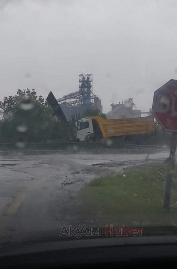 Kamyon yön levhasına böyle çarptı