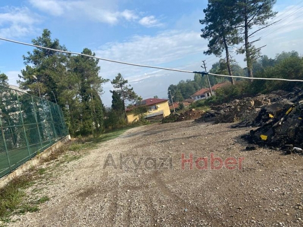 Halı saha çöplüğe döndü
