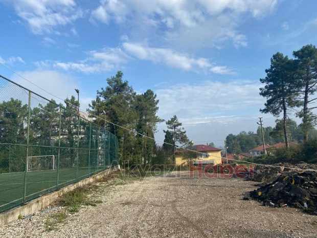 Halı saha çöplüğe döndü