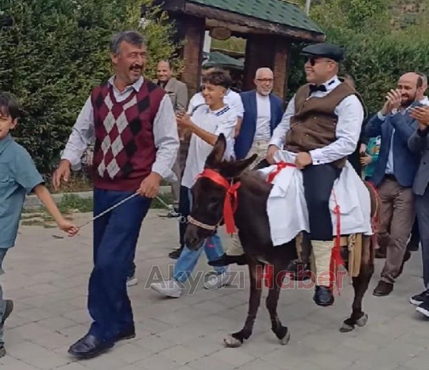 Eşek üzerindeki damat misafirleri güldürdü!