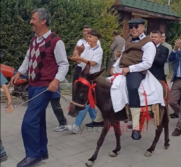 Eşek üzerindeki damat misafirleri güldürdü!