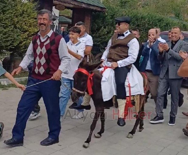 Eşek üzerindeki damat misafirleri güldürdü!