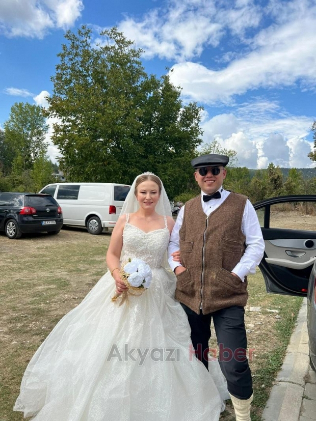 Eşek üzerindeki damat misafirleri güldürdü!