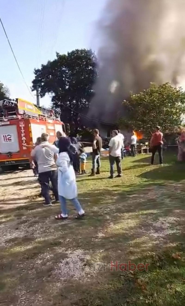 Akyazı'da ev alev alev yandı