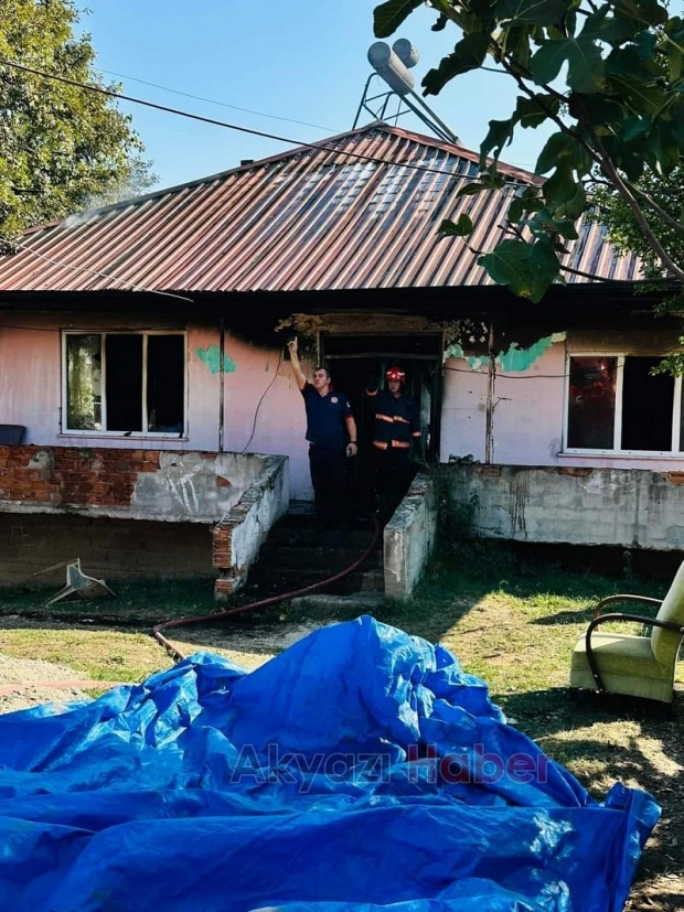 Akyazı'da ev alev alev yandı
