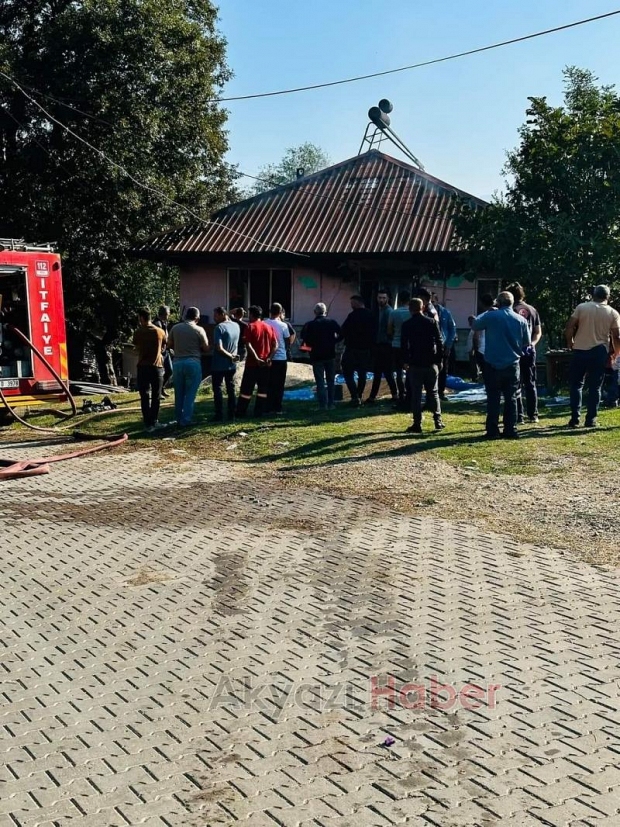 Akyazı'da ev alev alev yandı