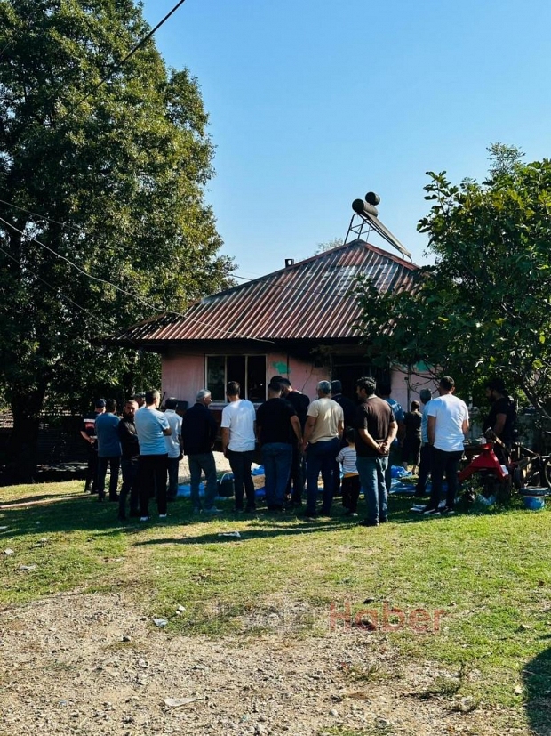 Akyazı'da ev alev alev yandı
