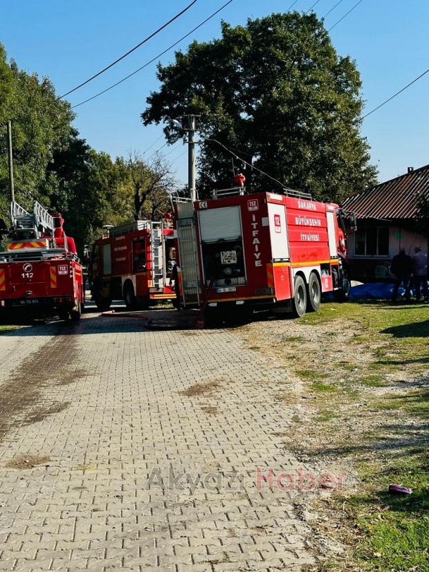 Akyazı'da ev alev alev yandı