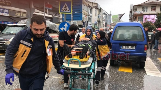 Yaya geçidinde otomobilin çarptığı kadın yaralandı