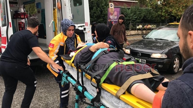 Yaya geçidinde otomobilin çarptığı kadın yaralandı